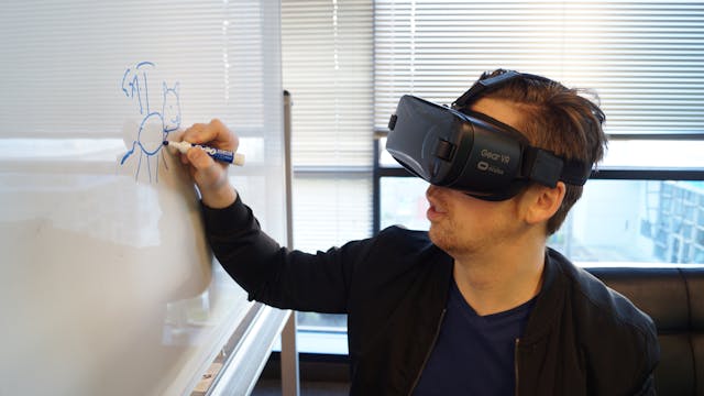 Penggunaan Teknologi VR (Virtual Reality)